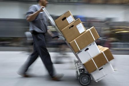 Lagerarbeiter und Paketzusteller dürften in den kommenden Wochen gehörig im Stress sein Lagerarbeiter und Paketzusteller dürften in den kommenden Wochen gehörig im Stress sein
