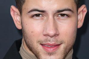 Nick Jonas hat Spinat zwischen den Zähnen - und alle freuen sich