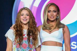 Shakira (l.) und Jennifer Lopez bei der Pressekonferenz zur Super-Bowl-Halbzeitshow