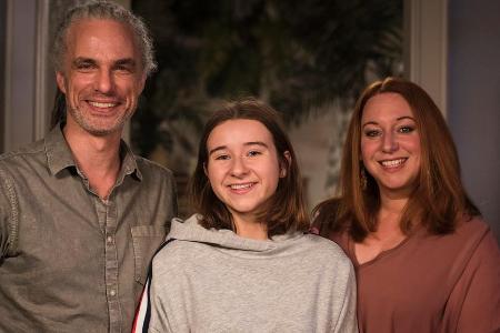 Momo (Moritz Zielke) mit Iffi (Rebecca Siemoneit-Barum) und Tochter Antonia. Momo (Moritz Zielke) mit Iffi (Rebecca Siemoneit-Barum) und Tochter Antonia.