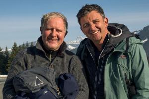 Harald Krassnitzer (l.) und Hans Sigl bei den Dreharbeiten einer Sonderfolge von "Der Bergdoktor"