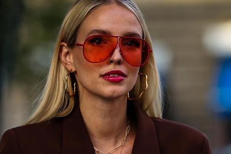 Leonie Hanne mit Sonnenbrille mit orangefarbenen Gläsern Leonie Hanne mit Sonnenbrille mit orangefarbenen Gläsern