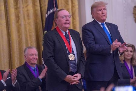 Vergangenen November verlieh US-Präsident Donald Trump Bestsellerautor James Patterson die Vergangenen November verlieh US-Präsident Donald Trump Bestsellerautor James Patterson die