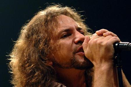 Pearl-Jam-Sänger Eddie Vedder bei einem Konzert der Band in Mailand 2016 Pearl-Jam-Sänger Eddie Vedder bei einem Konzert der Band in Mailand 2016