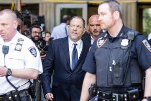 Handy im Gerichtssaal: Harvey Weinstein riskiert Gefängnisaufenthalt