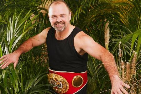 Sven Ottke ist als letzter Dschungelcamper in den Flieger nach Australien gestiegen. Sven Ottke ist als letzter Dschungelcamper in den Flieger nach Australien gestiegen.