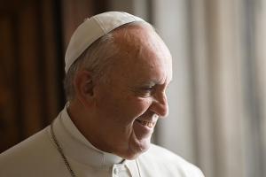 Papst Franziskus muss sich gegen aufdringliche Frau wehren