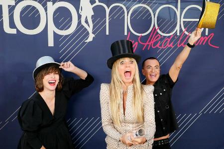 Milla Jovovich (v.l.) mit Heidi Klum und Julien Macdonald Milla Jovovich (v.l.) mit Heidi Klum und Julien Macdonald