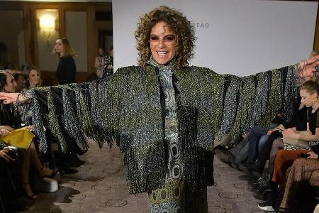 Schauspielerin Christine Neubauer präsentiert auf dem Laufsteg von Designer Marcel Ostertag einen neuen Look Schauspielerin Christine Neubauer präsentiert auf dem Laufsteg von Designer Marcel Ostertag einen neuen Look