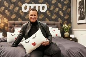 Guido Maria Kretschmer präsentiert stolz sein Charity-Kissen