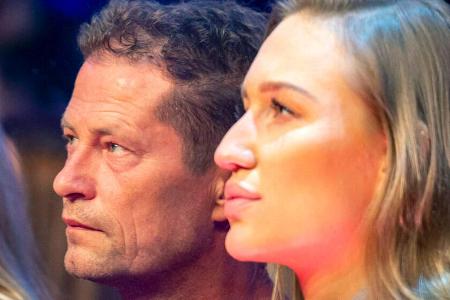 Til Schweiger mit Begleitung bei der SES Boxing & EC Boxing Box Gala in der Edel-Optics.de-Arena, Hamburg Til Schweiger mit Begleitung bei der SES Boxing & EC Boxing Box Gala in der Edel-Optics.de-Arena, Hamburg