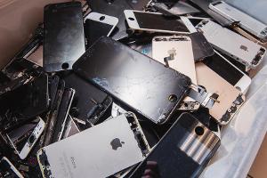 Platz schaffen: Die besten Tipps, um ein altes Handy zu entsorgen