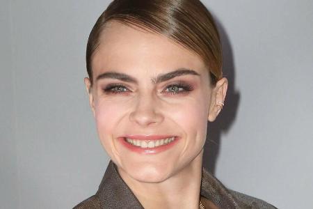 Model Cara Delevingne nahm in der ersten Reihe Platz Model Cara Delevingne nahm in der ersten Reihe Platz