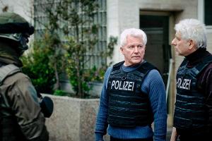 Ivo Batic (Miroslav Nemec) und Franz Leitmayr (Udo Wachtveitl) warten angespannt den SEK-Einsatz ab