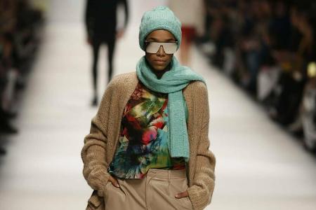 Model der Cashmere-Victim-Show präsentiert Modetrends der Herbst-/Wintersaison 2020/21 Model der Cashmere-Victim-Show präsentiert Modetrends der Herbst-/Wintersaison 2020/21
