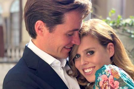 Prinzessin Beatrice und Edoardo Mapelli Mozzi auf ihrem Verlobungsfoto Prinzessin Beatrice und Edoardo Mapelli Mozzi auf ihrem Verlobungsfoto