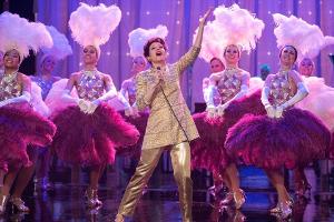 Auf der Bühne kann Judy Garland (Renée Zellweger) mit ihrem Showtalent überzeugen