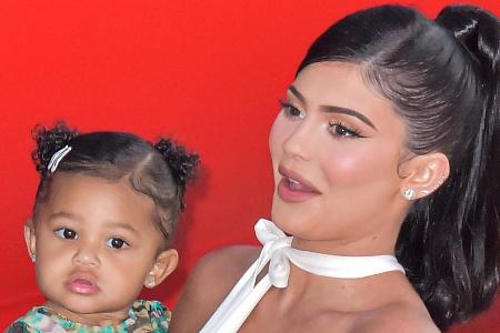 Kylie Jenner und ihre bald zweijährige Tochter Stormi Kylie Jenner und ihre bald zweijährige Tochter Stormi