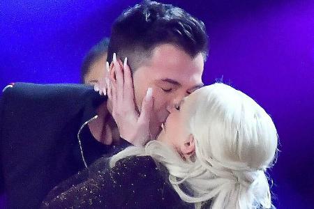 Lucas Cordalis und Daniela Katzenberger küssen sich in der Sendung Lucas Cordalis und Daniela Katzenberger küssen sich in der Sendung