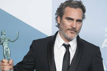 Joaquin Phoenix mit seiner SAG-Trophäe Joaquin Phoenix mit seiner SAG-Trophäe