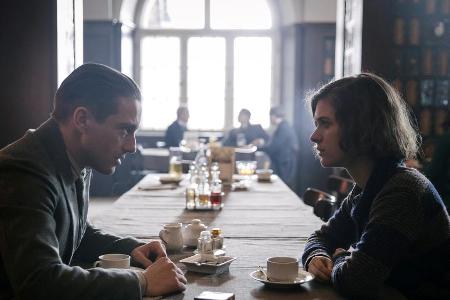 Läuft was zwischen Gereon (Volker Bruch) und Charlotte (Liv Lisa Fries)? Läuft was zwischen Gereon (Volker Bruch) und Charlotte (Liv Lisa Fries)?