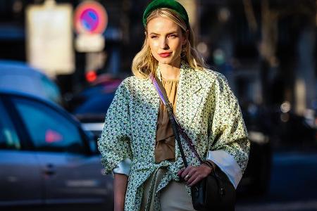 Influencerin Leonie Hanne mit It-Bag auf der Fashion Week in Paris. Influencerin Leonie Hanne mit It-Bag auf der Fashion Week in Paris.