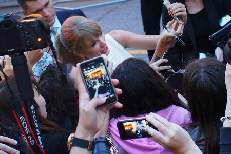 Auf der Suche nach dem perfekten Foto für Instagram: Taylor Swift wird von Fans belagert. Auf der Suche nach dem perfekten Foto für Instagram: Taylor Swift wird von Fans belagert.