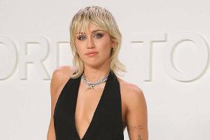Miley Cyrus' Fashion-Week-Auftritt endet ungewollt freizügig