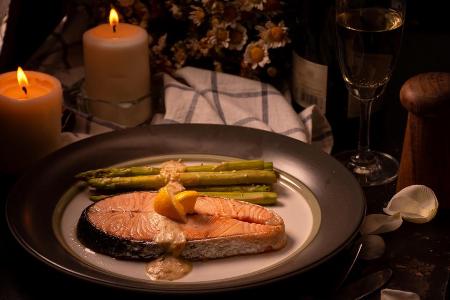 Eine gute Wahl für ein romantisches Dinner: Spargel und Lachs Eine gute Wahl für ein romantisches Dinner: Spargel und Lachs
