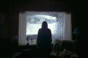 "Draußen lauert das Unbekannte" - Riley Keough als Grace in "The Lodge"