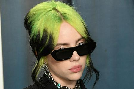 Billie Eilish versteckt sich gerne unter weiten Klamotten. Billie Eilish versteckt sich gerne unter weiten Klamotten.