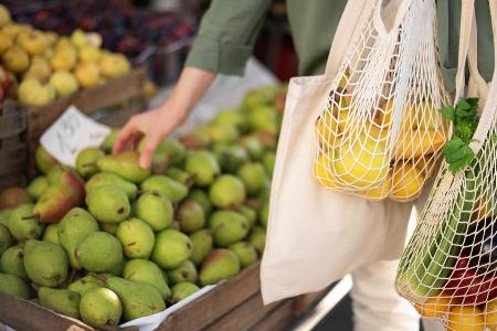 Wer beim Einkaufen die Hände von Plastiktüten lässt, tut damit Gutes für die Umwelt. Wer beim Einkaufen die Hände von Plastiktüten lässt, tut damit Gutes für die Umwelt.