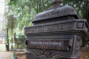 Jan Fedders Grab hat einen Briefkasten bekommen