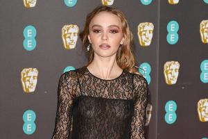 Oh là là! Lily-Rose Depp ohne BH auf dem roten Teppich