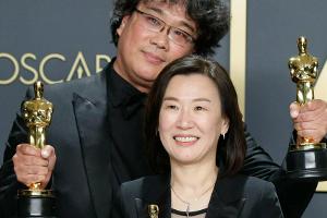 Drei der vier Oscars, die Bong Joon Hos (l.) Film "Parasite" abräumen konnte - hier mit Produzentin Kwak Sin Ae