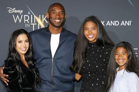 Vanessa Bryant mit ihrem Ehemann Kobe und ihren Töchtern Gianna und Natalia auf einem Event im Februar 2018 Vanessa Bryant mit ihrem Ehemann Kobe und ihren Töchtern Gianna und Natalia auf einem Event im Februar 2018