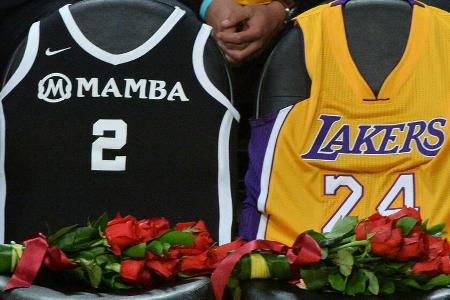 Zwei Stühle mit Rosen und ihren Trikots im Staples Center für Kobe Bryant und seine Tochter Gianna Zwei Stühle mit Rosen und ihren Trikots im Staples Center für Kobe Bryant und seine Tochter Gianna