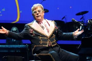 Unter Tränen: Elton John muss Neuseeland-Konzert vorzeitig beenden