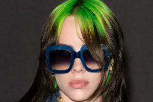 Billie Eilish holt als erste Frau mit Bond-Song Platz Eins der Charts