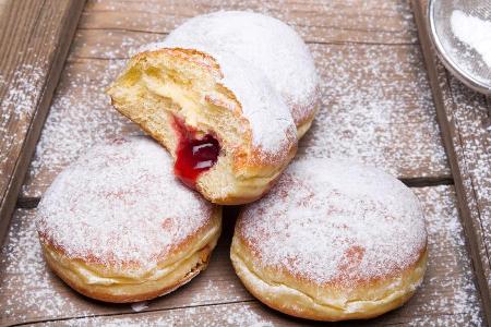 Krapfen, oder auch Berliner genannt, gehören zu den absoluten Klassikern an Karneval. Krapfen, oder auch Berliner genannt, gehören zu den absoluten Klassikern an Karneval.