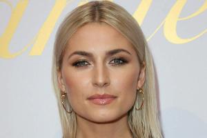 Schwangere Lena Gercke präsentiert sich sexy im Lederrock