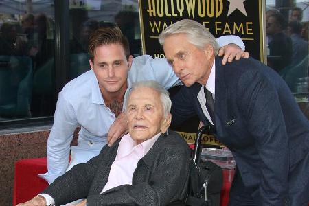 Kirk Douglas mit seinem Sohn Michael (r.) und dessen Sohn Cameron Kirk Douglas mit seinem Sohn Michael (r.) und dessen Sohn Cameron