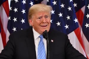 Donald Trump: Seltsames Verhalten während der Hymne