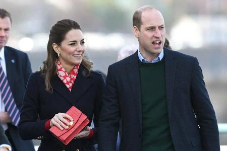 Prinz William und Herzogin Kate spazieren an der Promenade entlang Prinz William und Herzogin Kate spazieren an der Promenade entlang