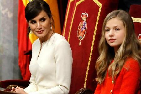 Leonor von Spanien und ihre Mutter Letizia während der Parlamentseröffnung in Madrid Leonor von Spanien und ihre Mutter Letizia während der Parlamentseröffnung in Madrid