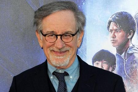 Steven Spielberg übergibt den Steven Spielberg übergibt den