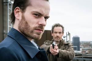 "Tatort: Monster": Peter Faber (Jörg Hartmann) hat seine Waffe auf Markus Graf (Florian Bartholomäi) gerichtet