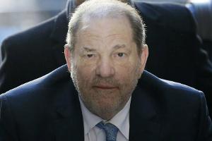 Brustschmerzen: Harvey Weinstein liegt im Krankenhaus