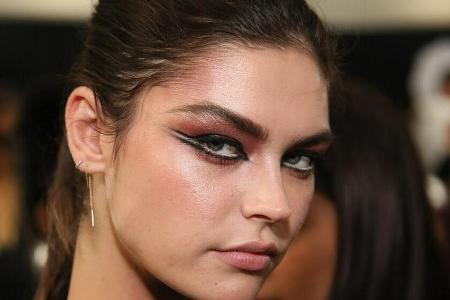 Ein Model auf der New Yorker Fashion Week präsentiert ihr Make-up Ein Model auf der New Yorker Fashion Week präsentiert ihr Make-up