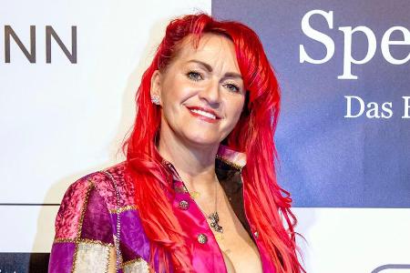 Blondine Sabrina Lange trägt ihre Haare jetzt Rot. Blondine Sabrina Lange trägt ihre Haare jetzt Rot.